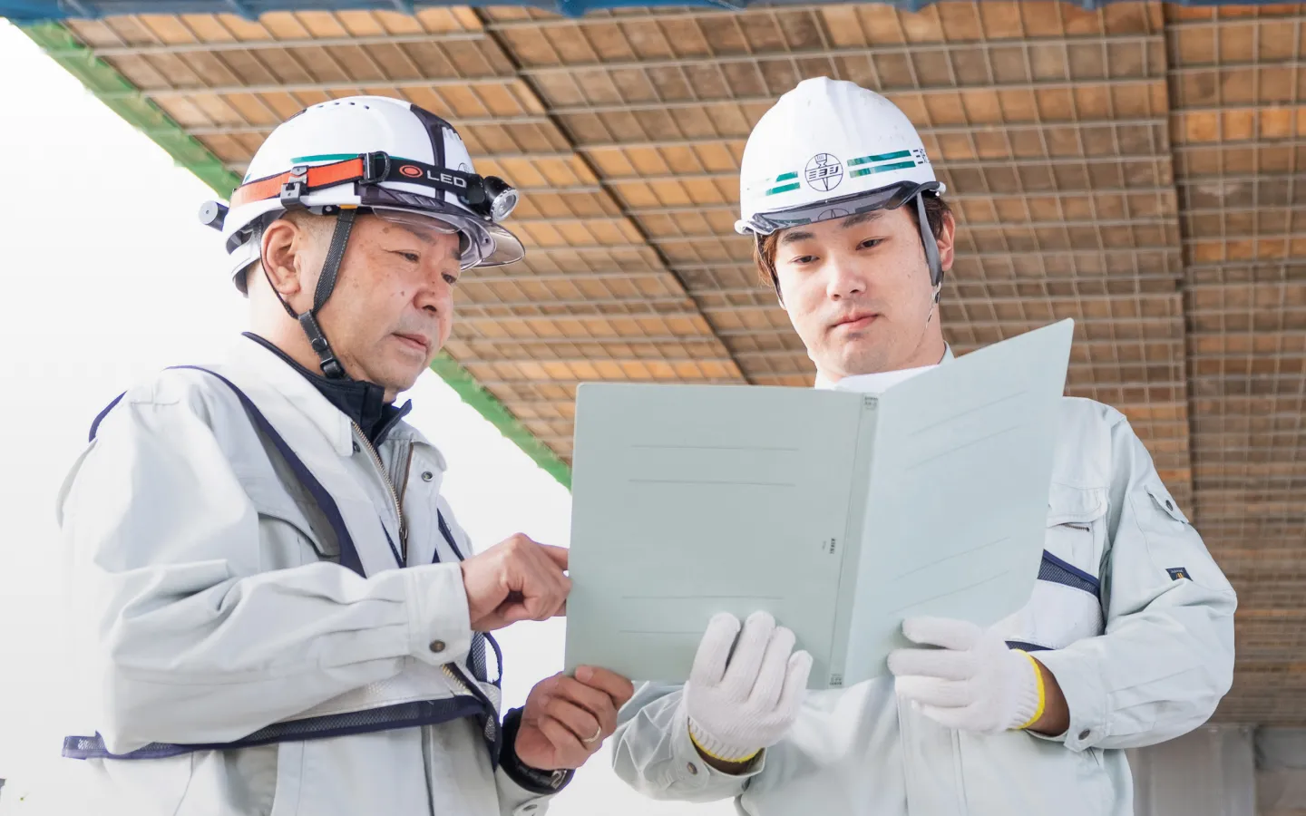 三好塗装工業社員の打ち合わせ